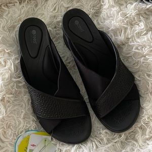 NWT Bees womens Harmony Slides Slide Sandal